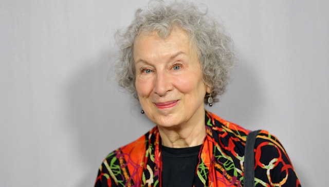 阿特伍德回应《使女的故事》在美国学校被下架：不准学生谈性是为提高生育率｜文化周报