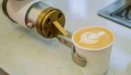 配餐食、做周边：咖啡品牌急求“第二曲线”