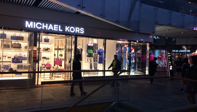 新老对手夹击，Michael Kors正在输掉游戏