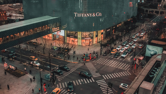 新世界发展中期净利跌15%，郑志刚称“最坏时候已过去”