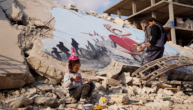 每周奇趣掠影丨叙利亚艺术家在地震废墟上作画；《三体》动画IP展还原经典场面