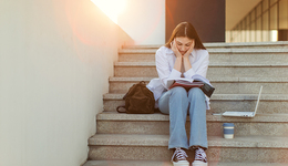 远程留学时代落幕，航班短缺、租房困难困扰赴澳中国留学生