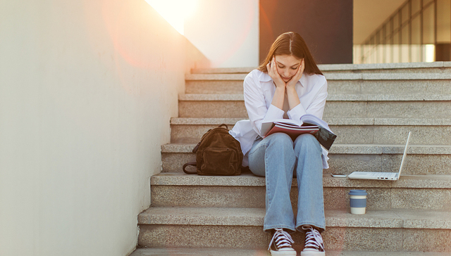 远程留学时代落幕，航班短缺、租房困难困扰赴澳中国留学生