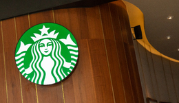 老鄉(xiāng)雞打翻了一杯星巴克，我感覺是故意的