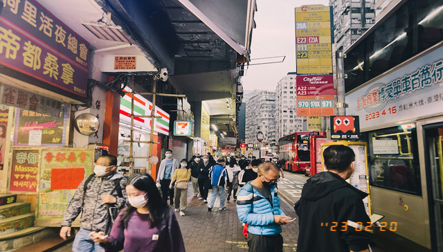 香港将取消实行超950天的“口罩令”，金冬雁：此前是防流感叠加感染