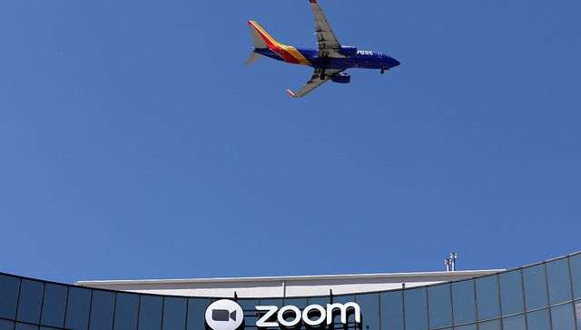 全球裁员、增速放缓，“疫情光环”消失的Zoom加速向企业服务转型