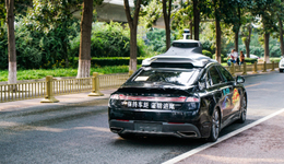 人在北京亦庄，每天乘自动驾驶出租车上下班