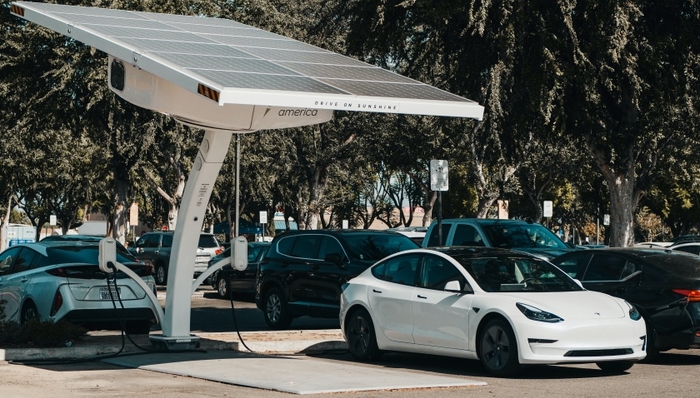 新能源汽车,中国市场,产业链,充电桩,资本市场,特斯拉,小鹏汽车