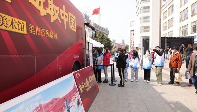 与雷锋别样相遇，“红色移动美术馆”百场巡展在沪启动