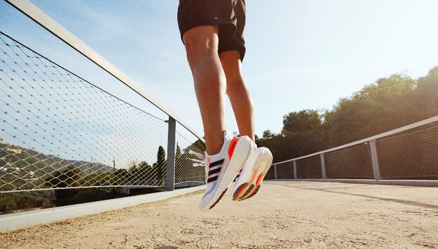 十年“跑步热”重启，跑鞋市场科技大战再起