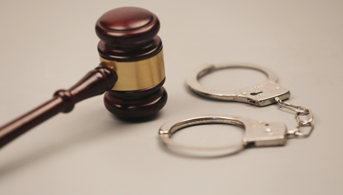 三年挪用证券公司2.1亿炒股，前大鹏证券营业部经理悬案同伙潜逃20多年终落网丨局外人