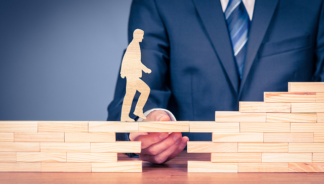 迈过35岁门槛的职场人：经历跳槽、裁员后，再出发