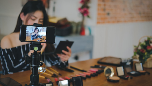 用粤语再现《溏心风暴》，TVB艺人淘宝直播首秀带货2350万元