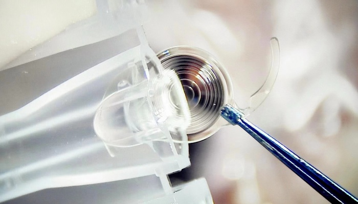 全球首款提供33厘米近视力的连续视程人工晶状体完成国内首台手术植入