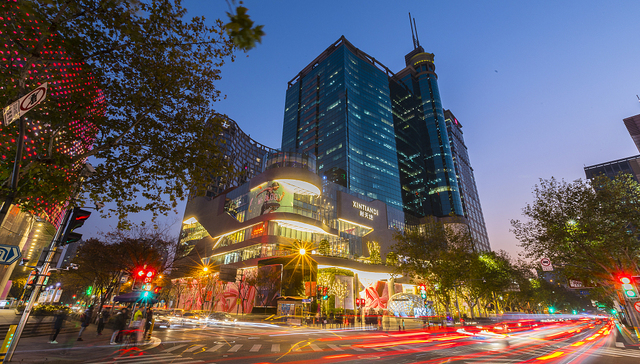 日均近60万客流，运动品牌在淮海中路“疯卷”