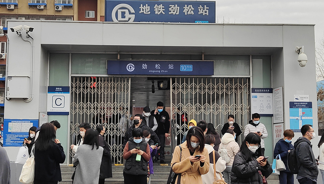 地铁坏在了早高峰，可咋办？