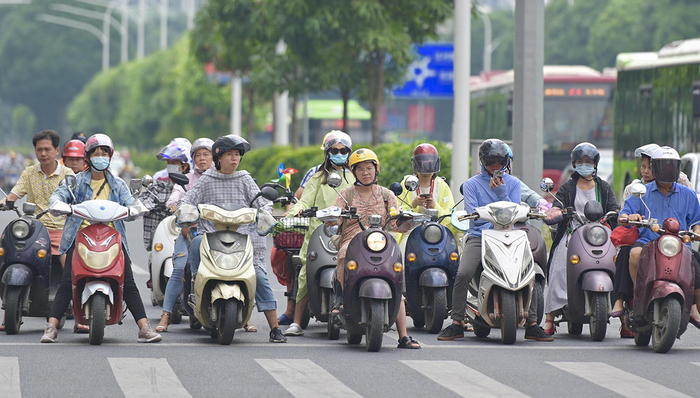 骑车头盔成了戴在头上的“刀片”，央视关注头盔质量堪忧|界面315