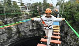 高空项目安全带“不安全”，景区游客坠桥事故连发｜界面315