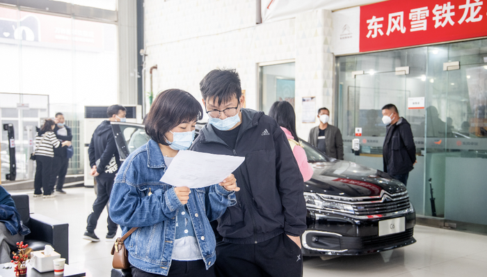 电厂 ｜ 汽车降价潮背后：新能源加速淘汰燃油车 消费者持币观望