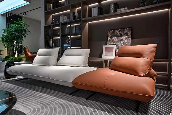 东莞名家具展观察：软体大牌押注“功能沙发”，还要多开新店