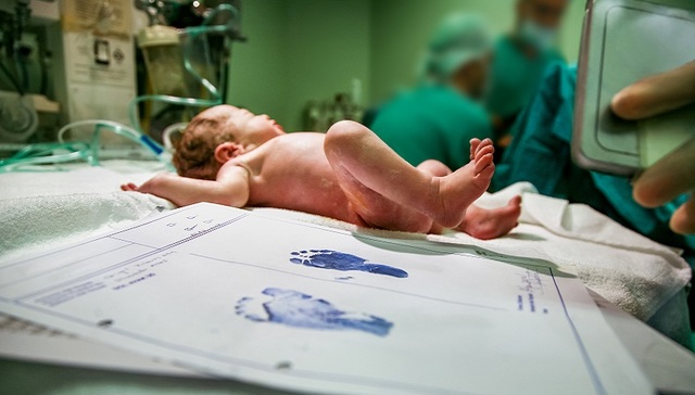 生孩子的人少了，产科的寒冬也快到了｜六一特别策划