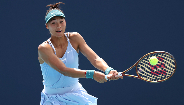 郑钦文逆转晋级、连收多项荣誉，中国网球年轻一代持续惊艳