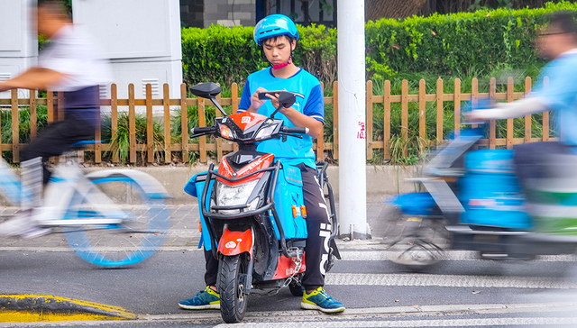 【图集】海归送快递，研究生卖凉皮：学历是毕业生的就业枷锁吗？