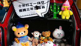 摆地摊的年轻人