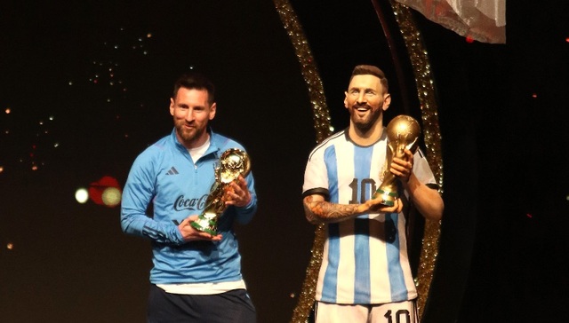 C罗上线新品香水、梅西推800球纪念衫，足坛巨星吸金转向场外