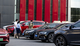 新車價(jià)格戰(zhàn)攪亂二手車市場(chǎng)：經(jīng)營(yíng)策略轉(zhuǎn)向保守，車商稱虧損不再擴(kuò)大成首要目標(biāo)