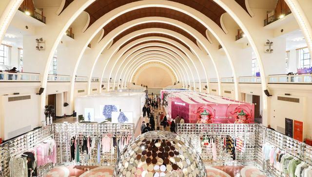 场外长枪短炮，场内走秀成交，上海时装周状态回归