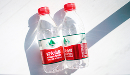 农夫山泉营收突破300亿，茶饮料坐稳第二增长曲线