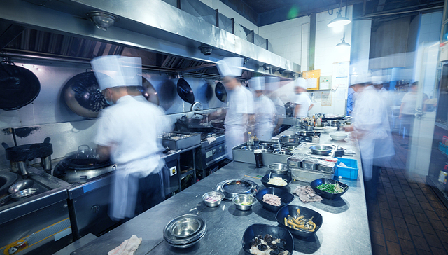 餐饮企业抢人难，送餐员岗位平均薪资近8000元