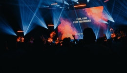 放冷焰、撒彩粉、冲围栏、黄牛举报……演出市场复苏为何乱象频发？