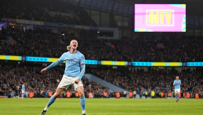 同城不同命：曼城10亿英镑扩建，曼联天价出售遇阻