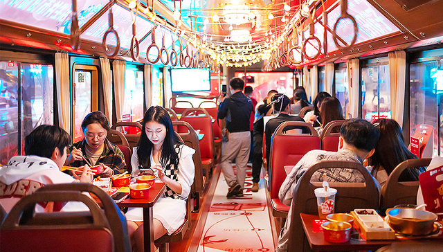 【图集】从真皮座椅到“火锅巴士”：冲击之下，夹缝中的公交车