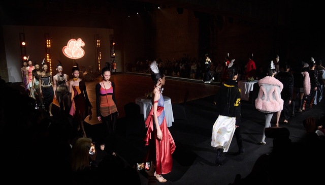 稳定重复的日常生活之外，你总需要点仪式感的惊喜时刻｜上海时装周