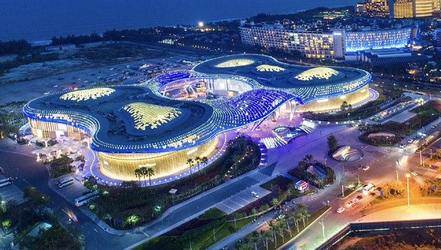 营收净利疯涨三年后突然大跌，中国中免增长神话破灭？