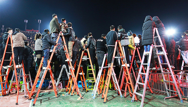 每周奇趣掠影丨贵州“村BA”现场超三万观众观看；汉堡价格全球范围上涨