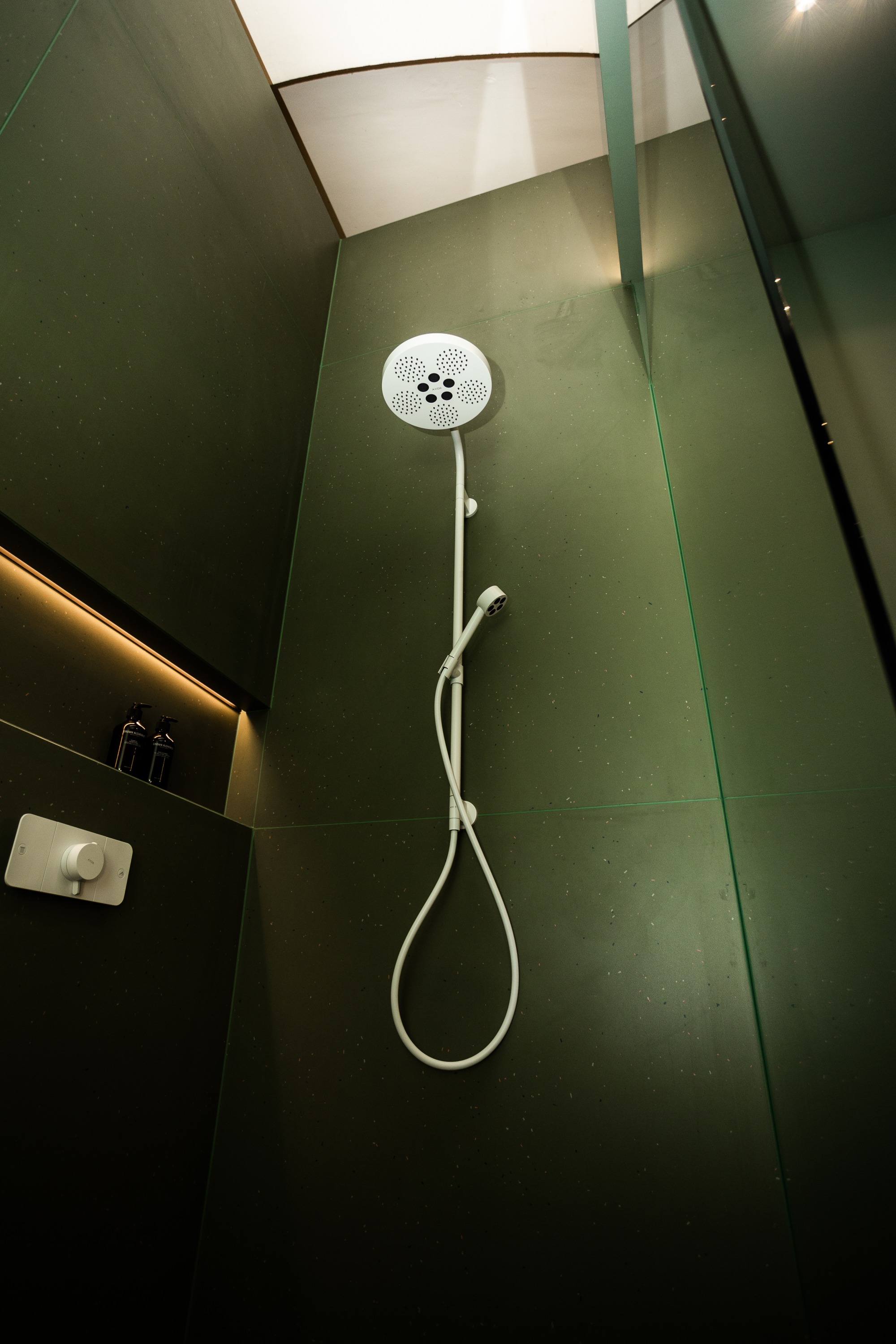 14 Barber & Osgerby打造的“Skyline天际线”主题的个性浴室3_副本.jpg