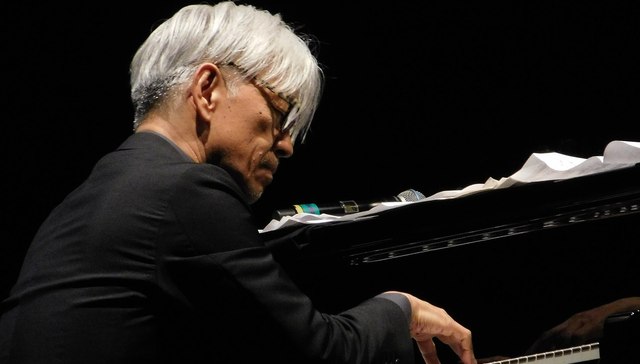 坂本龙一：人生消极而被动，面对苦难时却不得不做点什么 | 逝者