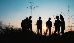 誰在為年輕人加“苦情戲” ？