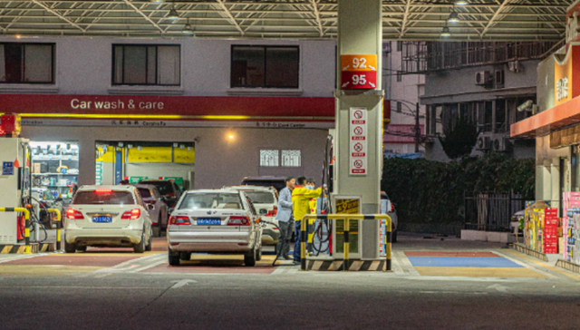 欧佩克＋突然宣布减产超百万桶，国际油价站上80美元