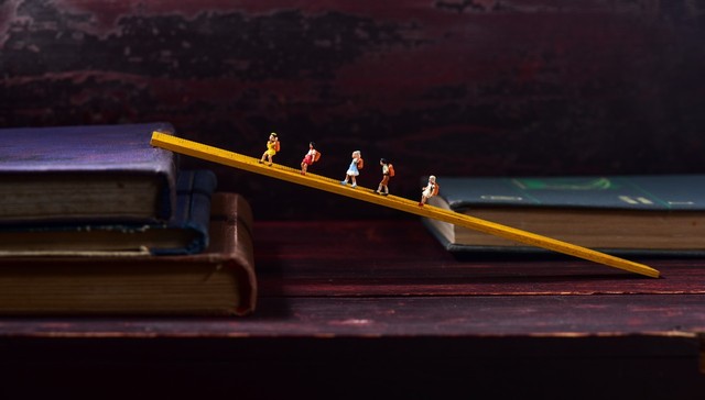 都在鼓励毕业生“脱下长衫”，可他们要怎么上大学才有出路？ | 专访