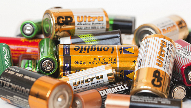 一年降幅超八成，六氟磷酸锂价格跌破十万