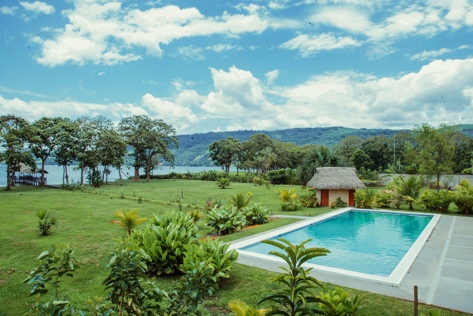 草地上的风景描述已自动生成