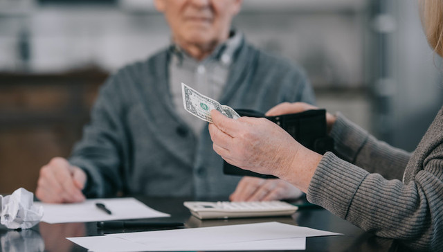 警惕“代理退保”、“以房养老”等套路！银保监会提示养老诈骗三大陷阱