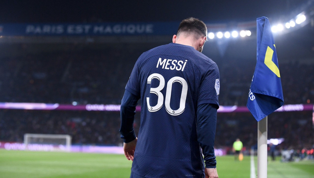 皇马客场四球完胜巴萨，现场高呼唤“球王”梅西回归