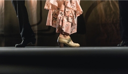 每天中午12点，他们带着保温杯走进夜店