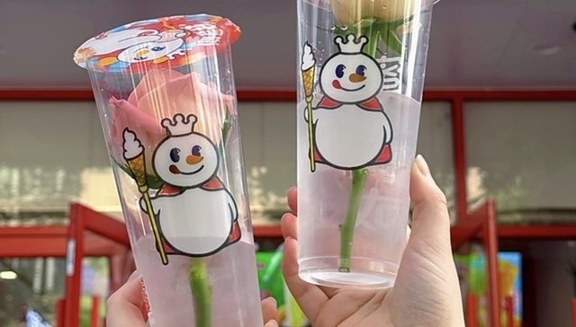 把鲜花装进奶茶杯里是最新的浪漫